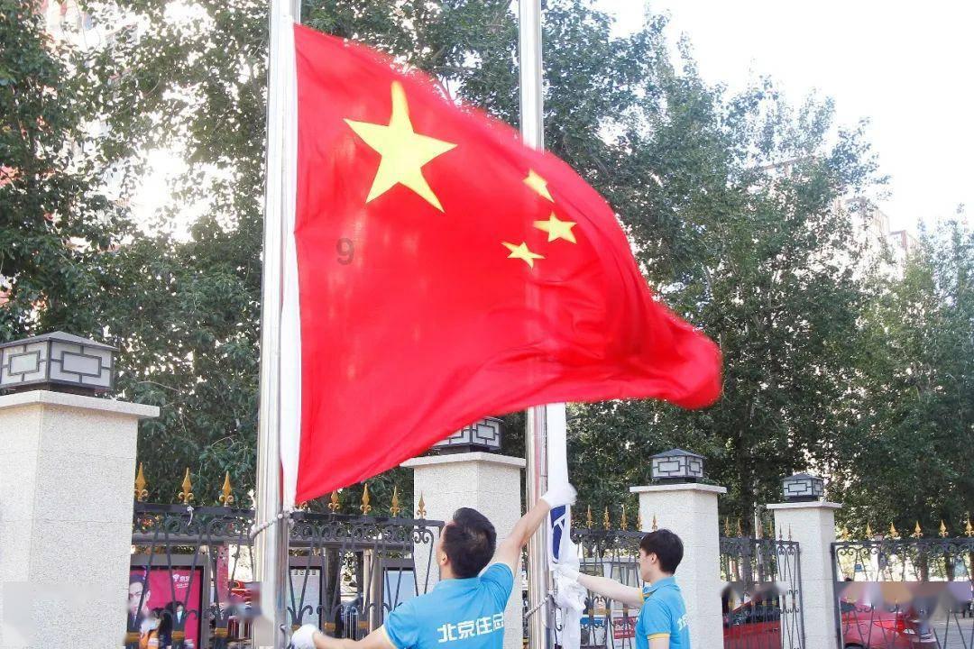 白色背心搭配黑色瑜伽裤，展现出青春洋溢的气息和魅力