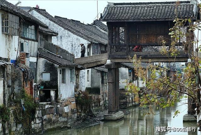山东千年古墓,棺中积水清澈见底,墓主人全身漆黑,他是谁